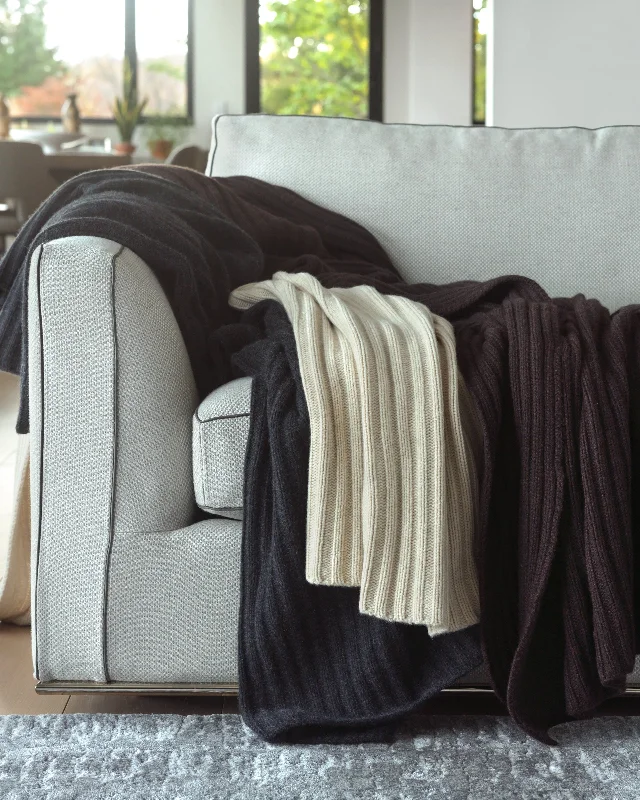 Brooklyn Loft Chunky Cashmere Throw